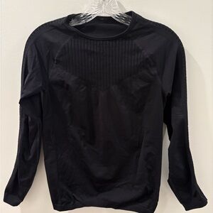 Fabletics Women's Sync Seamless Long Sleeve Top Black Size Small. Underscrub top